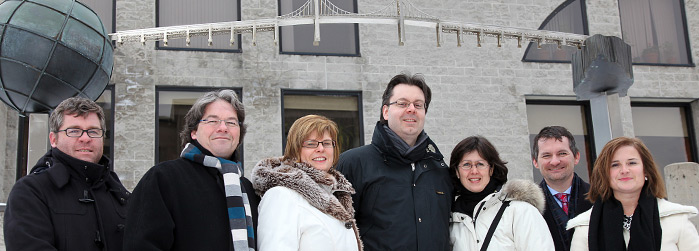 Dans l’ordre habituel, David Doloreux, Marc-François Bernier, Lucie Hotte, Michel Bock, Linda Cardinal, Joël Beddows et Nathalie Bélanger, titulaires d’une Chaire de recherche sur la francophonie canadienne, devant l’installation en hommage à Félix Lecler