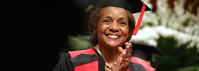 La très honorable Michaëlle Jean le jour où elle a reçu un doctorat honorifique de l'Université d'Ottawa en juin 2007