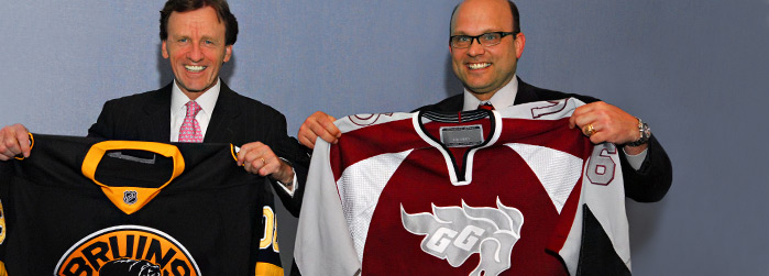 Dans l'ordre habituel : Allan Rock, recteur et vice-chancellier de l'Université d'Ottawa, et Peter Chiarelli, ancien de la Faculté de droit et directeur général des Bruins de Boston