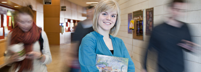 Camille Bégin, étudiante de deuxième année en sciences de la santé à l’Université d’Ottawa, et récipiendaire d’une Bourse d’admission renouvelable ainsi qu’un Bourse d’accès aux études en français.