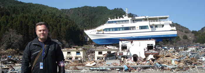 Professeur Ioan Nistor dans les décombres du tsunami au Japon quelques semaines après le séisme