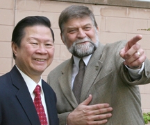 John Lau ( gauche) avec Andr Lalonde
