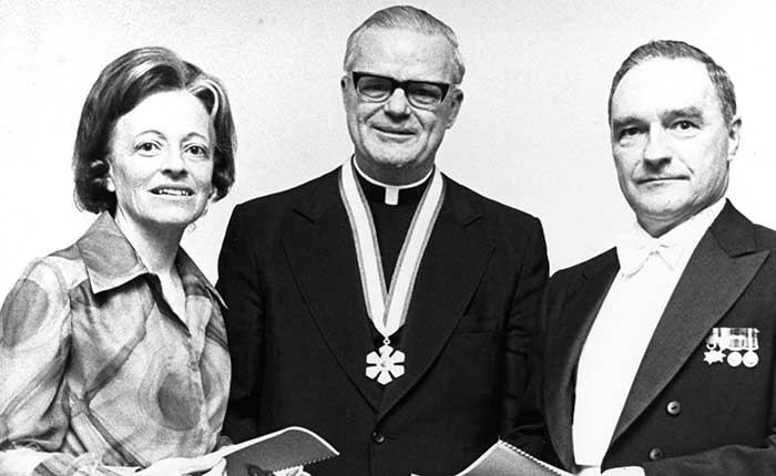 Le père Roger Guindon à la cérémonie de remise de la médaille de l’Ordre du Canada