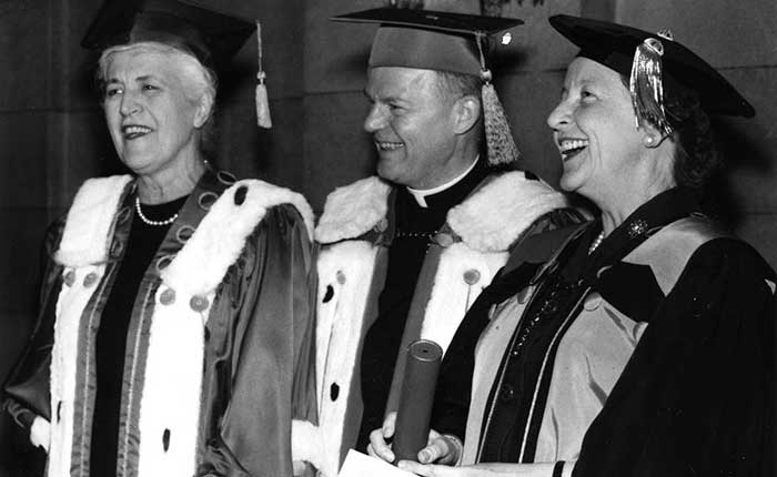 Le père Roger Guindon en compagnie de la chancelière Pauline Vanier (à gauche) et de Barbara Ward (lady Jackson), lors de la cérémonie de collation des grades de 1967.