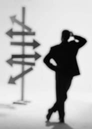 Un dessin de la silhouette d'un homme qui se grate la tête. Dans l'arrière plan, on voit des affiches de direction qui pointe un peu partout.